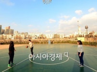 [포토]포근한 날씨와 파란 하늘 아래 농구 즐기기