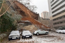 [포토]옹벽 붕괴로 부서진 승용차