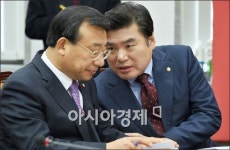 [포토]귓속말하는 원유철 정책위의장