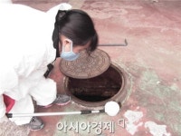 구례군 보건의료원, 약품 살포 통한 모기 유충 제거