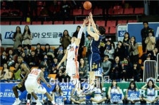 LG, 동부산성 뚫고 4연승…KCC 10연패 탈출(종합)