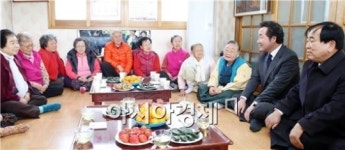 [포토]이낙연 전남도지사, 영광 옥당여자경로당 방문