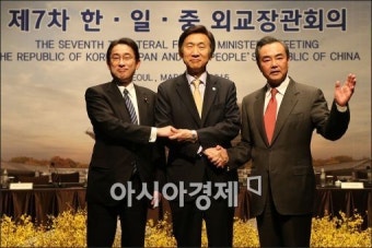[포토]손 맞잡은 한중일 외교장관