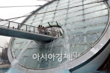 [포토]서초구 아쿠아아트 육교, 시원하게~