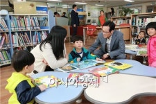 [포토]임영일 광주시 동구청장 권한대행, 작은도서관 순방