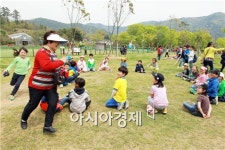 [포토]선생님과 즐거운 수건돌리기하는 학생들