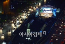 [포토]이순신 동상 뒤로 나라사랑 호국음악회