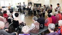 [포토]광주동구 학동, 주민자치프로그램 천혜경로원 위문잔치