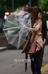 [포토]강한 비바람에 뒤집힌 우산
