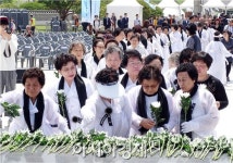 [포토]헌화·분향하는 5·18유가족들