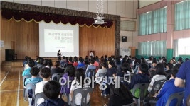 권은희 의원, 광주 광산구 장덕초교 진로 특강 나서
