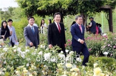 [포토]곡성장미축제장 둘러보는 이낙연 전남도지사