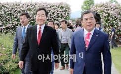[포토]곡성장미축제장 둘러보는 이낙연 전남도지사