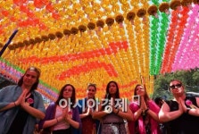 (합자)럭키관광여행사 | [포토]합장하는 외국인 관광객들
