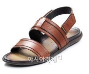 아저씨 샌들 옛말…산·도심을 누비는 샌들男 뜬다