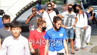 [포토]청계천 찾은 외국인 관광객들, '마스크는 필수'