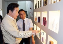 이낙연 전남도지사, 손 세정제 업체 생산라인 점검