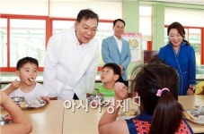 장만채 전남도교육감, 학교급식 현장지도 나서