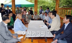 [포토]이낙연 전남도지사,곡성군 목사동면  닭재마을 방문