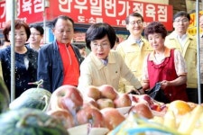 권선주 행장, 메르스 피해 평택 안중시장 방문