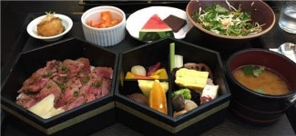 점심 때 호텔 뛰어가는 남녀사원…이유가 헉