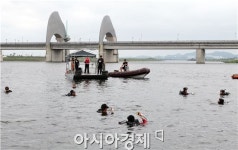 [포토]특수임무유공자회 광주지부 ‘승촌보 수중정화’ 전개