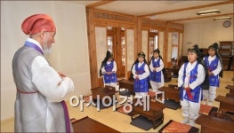 [포토]엄마! 방학인데옛날 학교 가야돼?