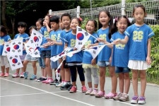 [포토]고사리 손으로 태극기 흔들어요~