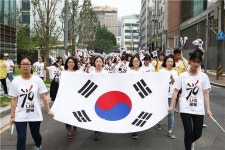 태극기 흔들며 만세 재현 종로구 광복 70주년