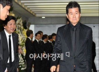 [포토]가수 태진아, 故 이맹희 명예회장 빈소 조문