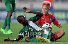[포토]상대 선수와 신경전 벌이는 이승우