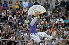[포토]줄타기 명인의 아찔한 공연