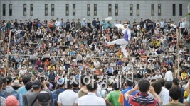 [포토]줄타기 명인의 아찔한 공연