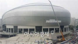 눈·비와도 야구한다는 구장, 눈총 비판이 먼저 왔다