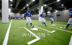 [포토]고척돔 실내연습장에서 몸 푸는 서울대 야구부