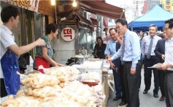[포토]이창우 동작구청장, 남성시장 찾아 떡· 한과 구입