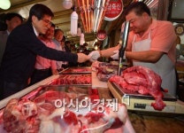[포토]갈비사는 황교안 국무총리