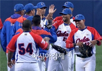 [포토]승리를 자축하는 쿠바 대표팀