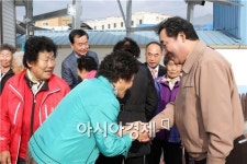 [포토]이낙연 전남지사,태양광 시설 갖춘 구례 새터여성경로당 방문