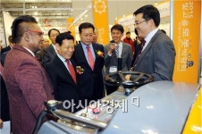 [포토]윤장현 광주시장, 2015 국제그린카전시회 참석