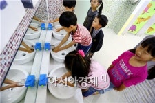 화장실에 로봇 모양 세면대가 생겼어요