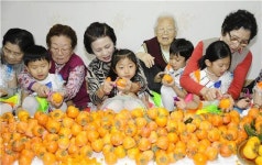 어린이와 할머니가 함께 만드는 곶감