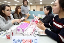 [포토]광주시 북구보건소, 임산부에 엽산제 제공