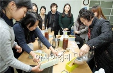 [포토]광주시 북구 운암도서관, 천연비누 만들기
