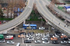 [포토]텅 빈 서울역 고가 밑 출근전쟁