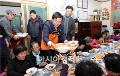 [포토]어르신들에게  떡국 배식봉사하는 최영호 남구청장