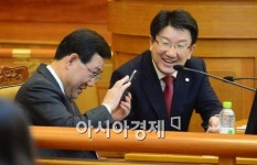 [포토]밝은 표정의 주호영 의원-권선동 의원