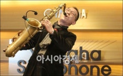 [포토]색소폰 연주실력 뽐내는 이정식