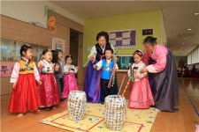 [포토]성동구 용답어린이집 유아들 투호 놀이