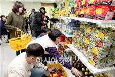 [포토]광주 동구 충장동, 희망배달마차 나눔장터 운영